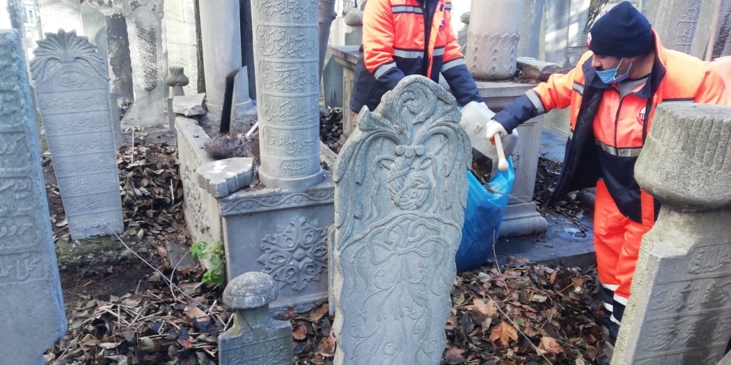 Türbe ve Hazire Alanlarında Temizlik Çalışması Yapıldı