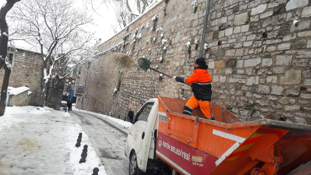 Fatih'te Kar Mesaisi Aralıksız Sürüyor