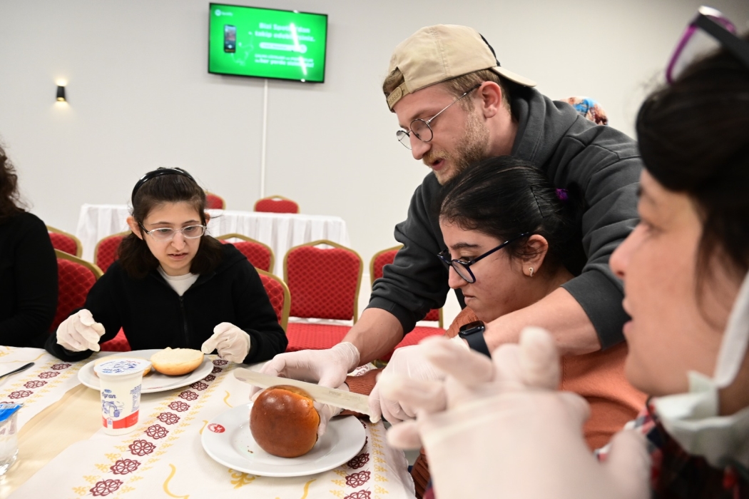 Fatihli Engellilerimiz Master Şef Tahsin İle Hamburger Yaptı