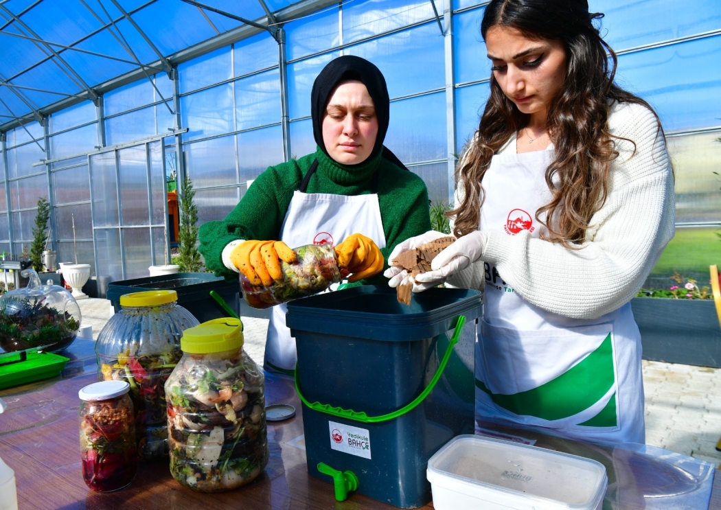 Mutfak Atıklarını Toprağa Kazandırıyoruz