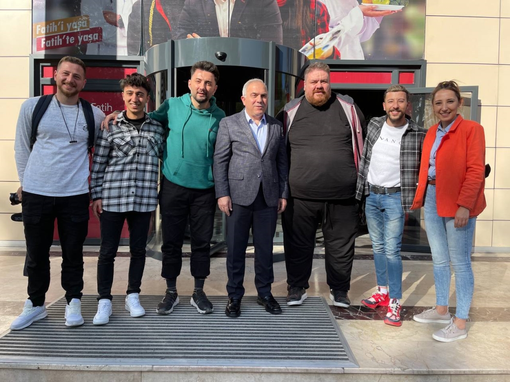 Sosyal Medyanın Sevilen İsimleri Yedikule Bahçe'de Limonata Yaptı