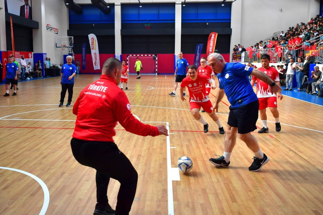 Başkan Turan Şampiyonlarla Futsal Oynadı