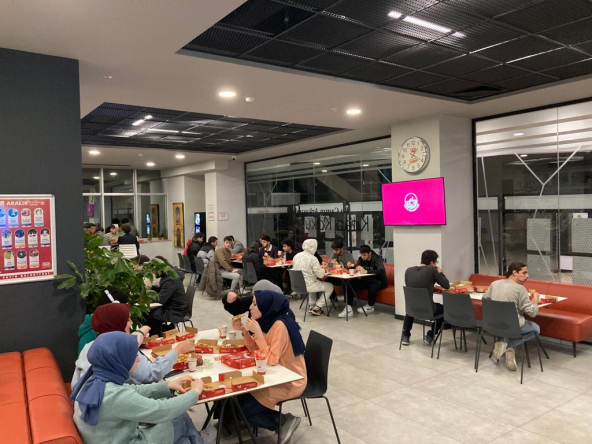 Başkan Turan'dan Öğrencilere En Uzun Gecede Pizza Sürprizi Yaptık