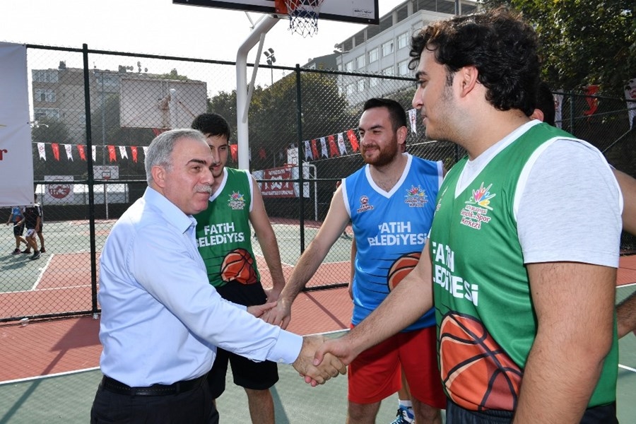 Genç Sporcular Fatih Belediyesi'nin Basketbol Turnuvasında Buluştu