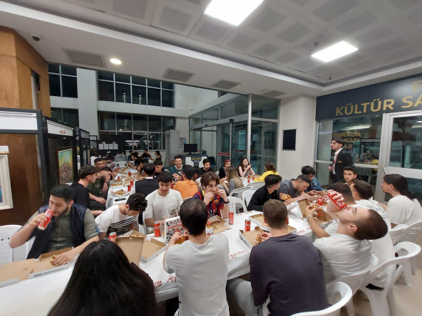 Fatih Merkez Kütüphanesi'nde YKS Öncesi Öğrencilere Pizza Sürprizi: Başkan Turan'dan Motivasyon Dolu Jest!