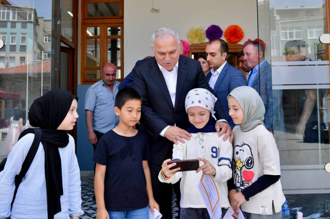  Fatih Belediye Başkanı, Muallim Yahya İlkokulu'ndaki Karne Programında Çocukların Sevincini Paylaştı