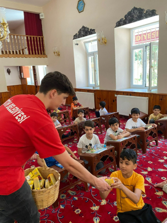 Yaz Kur'an Kursu Öğrencilerine Sürpriz Hediye