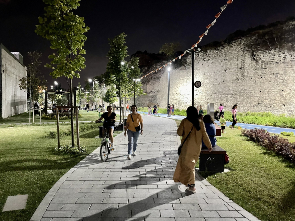 Fatih Belediye Başkanı M.Ergün Turan, Karasurları Millet Bahçesi'ne Gece Ziyaretinde Bulundu