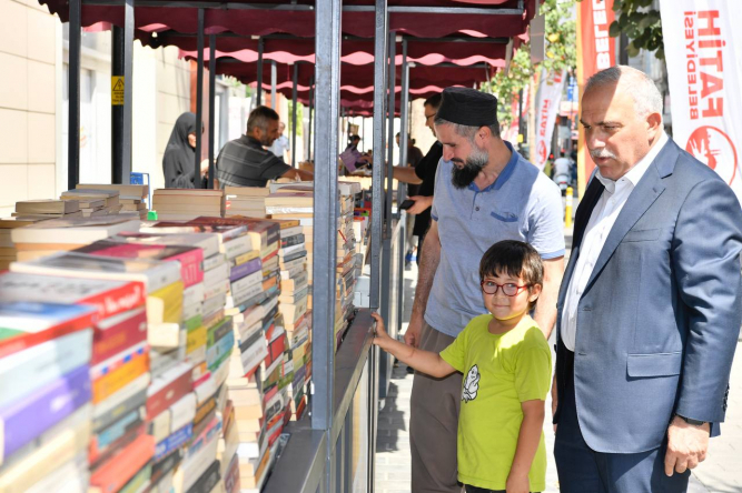 Fatih Belediyesi Sanat Sokağı'nda Sahaflar Çarşısı Açıldı: Kitap Tutkunları Buraya!