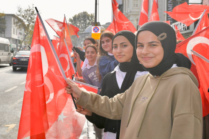 Cumhuriyetin 100. Yılı'nda Bayraklama Seferberliği Fatih'ten Başlatıldı