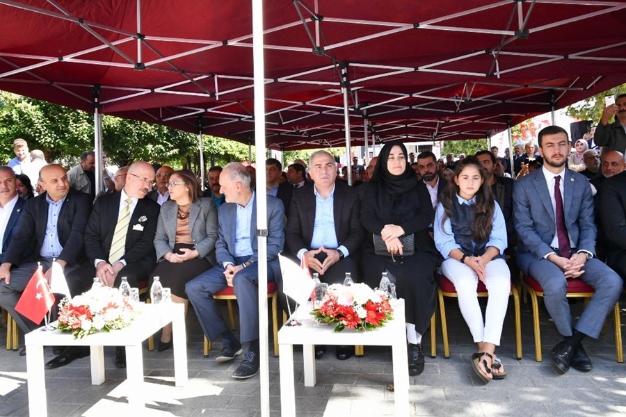 Tarihi Eminönü Meydanı'nda 15 Bin Dilim Baklava Dağıtıldı