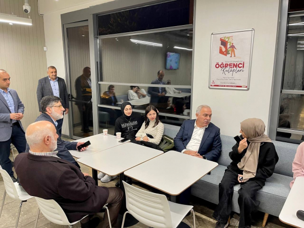 Başkan Turan Cerrahpaşa ve Vatan Kütüphanelerinde Akşam Mesaisi Yapan Gençler ile Buluştu