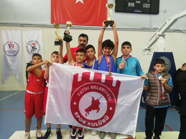 Fatih Belediyesi Spor Kulübü 100. Yıl Alt Minikler Boks Şampiyonası'nda Birinci Oldu