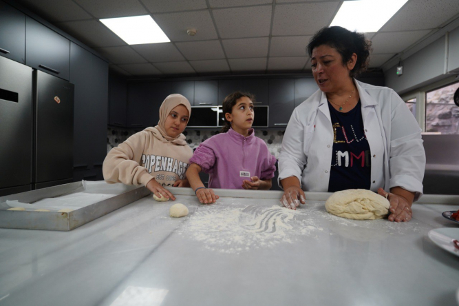 Fatihli Çocuklar Pizza Yapımı Etkinliğinde Mutfak Becerilerini Geliştirdi