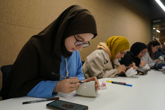 Fatihli Öğrenciler Merkez Kütüphanesi'nde Kendi Bardak Tasarımlarını Yaptı