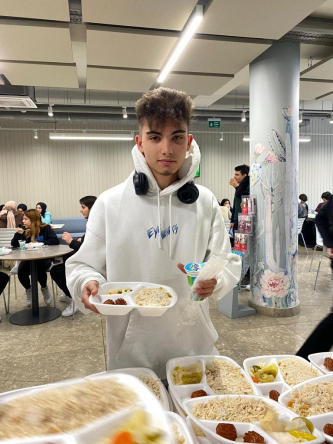 Fatih Kütüphanelerindeki Öğrencilere Tavuklu Pilav Sürprizi