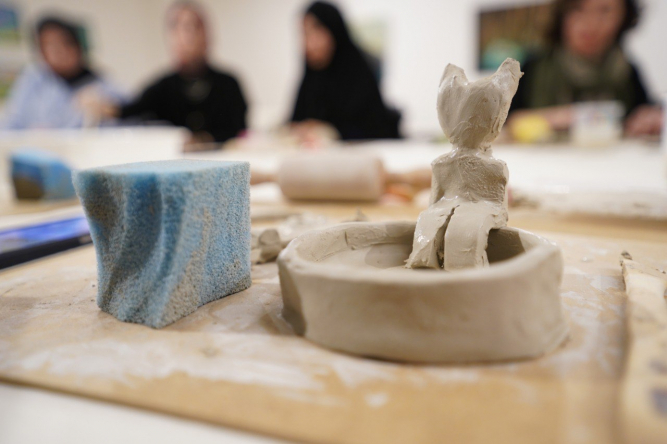 Kadırga Sanat Galerileri'ndeki Seramik Şekillendirme Atölyesi'nde Kendi Tasarımlarımızı Oluşturuyoruz
