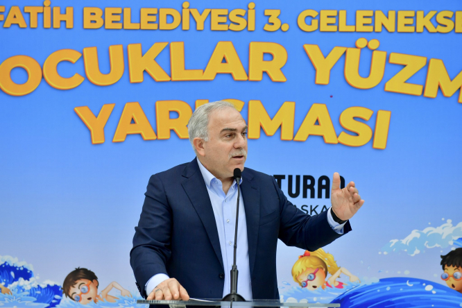 Çocuklar Yüzme Yarışması Başkan Turan'ın Katılımıyla Yedikule Yüzme Havuzu ve Spor Merkezi'nde Gerçekleştirildi