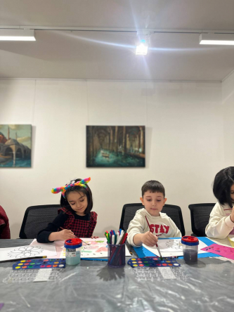 Çocuklar Kadırga Sanat Galerileri'ndeki Tek Renk Armonisi Suluboya Atölyesi'nde Buluşuyor