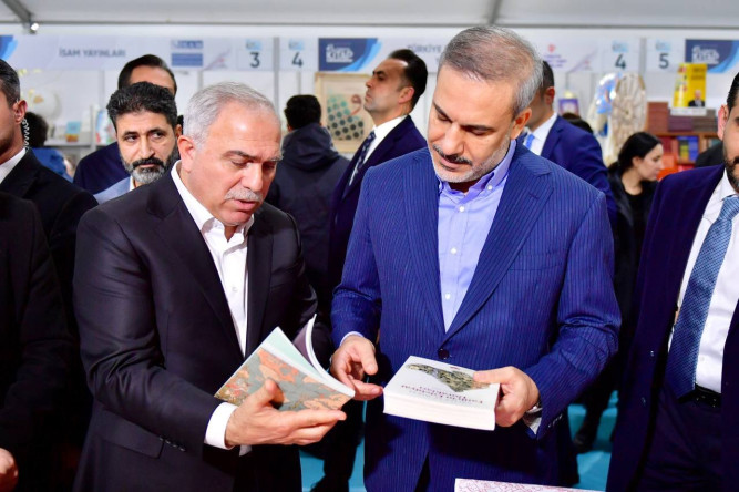 Dışişleri Bakanımız Hakan Fidan, Fatih Merkez Kütüphanesi ile 41. Türkiye Kitap ve Kültür Fuarı'nı Ziyaret Etti