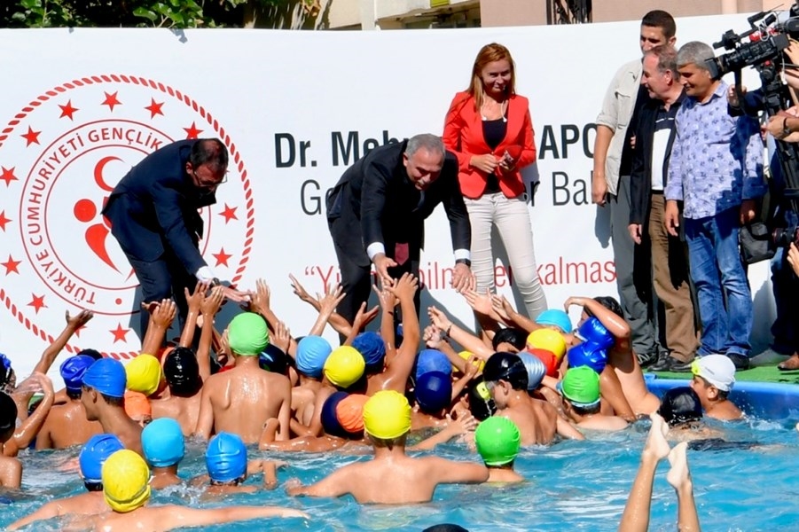 Bakan Kasapoğlu'dan Yüzme Öğrenen Fatihli Gençlere Ziyaret