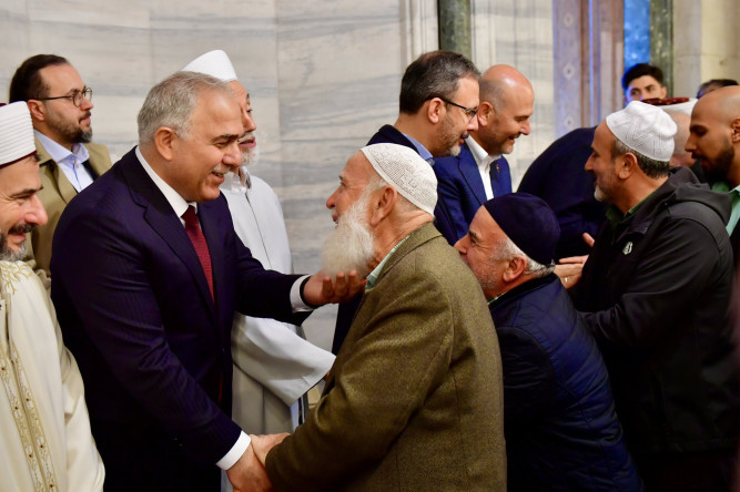 TBMM Başkanı Numan Kurtulmuş ve Başkan Turan, Fatih Camii'nde Hemşehrileriyle Bayramlaştı