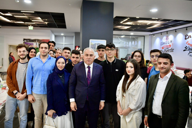 Başkan Turan, Fatih Merkez Kütüphanesi'ndeki Öğrencilerin Ramazan Bayramı'nı Tebrik Etti