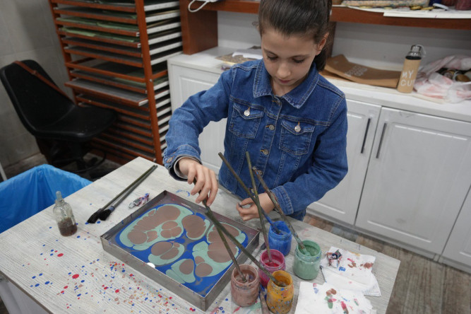 Gençler Fatih Sanat Akademisi'nin Ebru Atölyesi'nde Keyif Dolu Vakit Geçiriyorlar