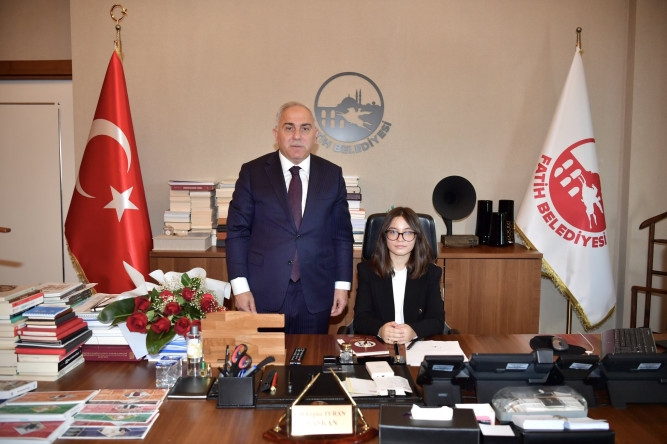 Başkan Turan, Başkanlık Koltuğunu 23 Nisan'da Vedide Baha Pars Ortaokulu Öğrencisi Elif Naz Kurt'a Emanet Etti