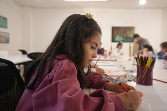 Miniklerimiz Kadırga Sanat Galerileri'nin “Binbir Kalem Binbir Renk” Atölyesinde Hayallerini Resmediyorlar