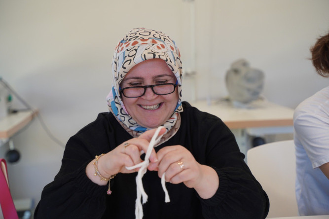 Vatandaşlar, KARINCA Eğitim Birimi'nin Makrome Bebek Atölyesi'nde Kendi Tasarımlarını Oluşturuyorlar