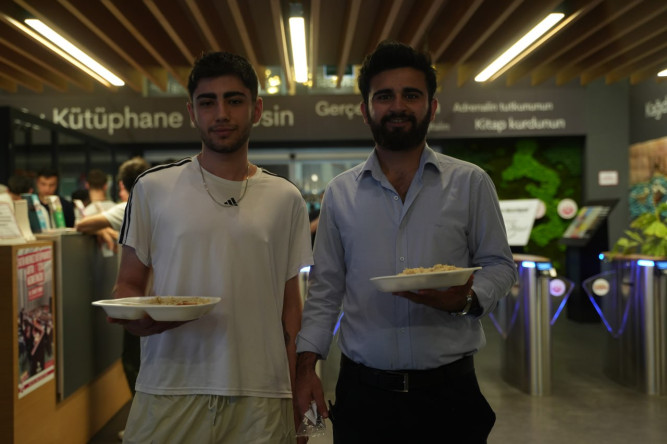 Fatih Kütüphaneleri'nde Bugün Yine Günlerden Tavuklu Pilav!