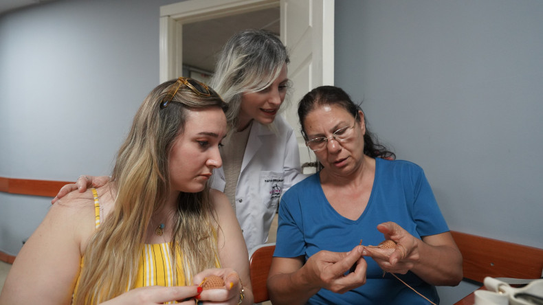 Fatihli Kadınlar KARINCA El Emeği Eğitim Birimi'nin Amigurumi Atölyesi'nde El Becerilerini Geliştiriyorlar