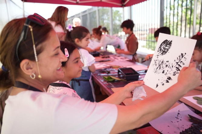 Anneler ve Çocukları Ayvansaray Bahçe'deki Botanik Baskı Atölyesi ile Doğayı Daha Yakından Tanıyor
