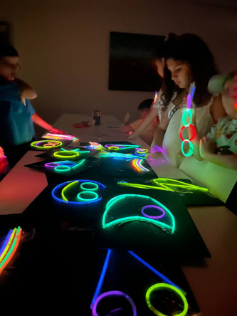 Kadırga Sanat Galerileri'nden Miniklerimiz için “Atölye Neon: Parlayan Figürler” Etkinliği