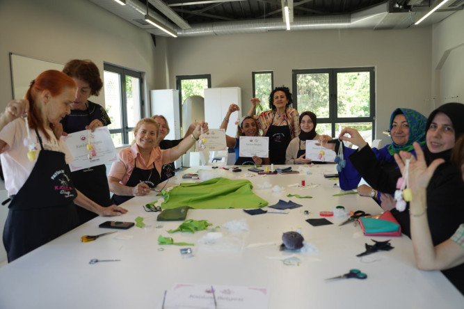 Fatihli Kadınlar KARINCA El Emeği Eğitim Birimi'nin Kırkyama Atölyesi'nde Kendi Anahtarlıklarını Tasarlıyor