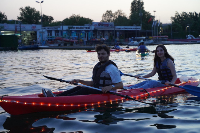 Işıklı Kanolar Haliç'i Renklendirdi