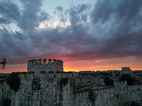 Sanatseverler Yedikule Hisarı'ndaki Tuvalde Gün Batımı Etkinliğinde Buluşuyor