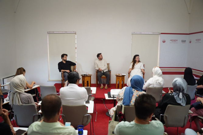 Medrese Davutpaşa'da Düzenlenen “Şiir Gecesi” Devam Ediyor