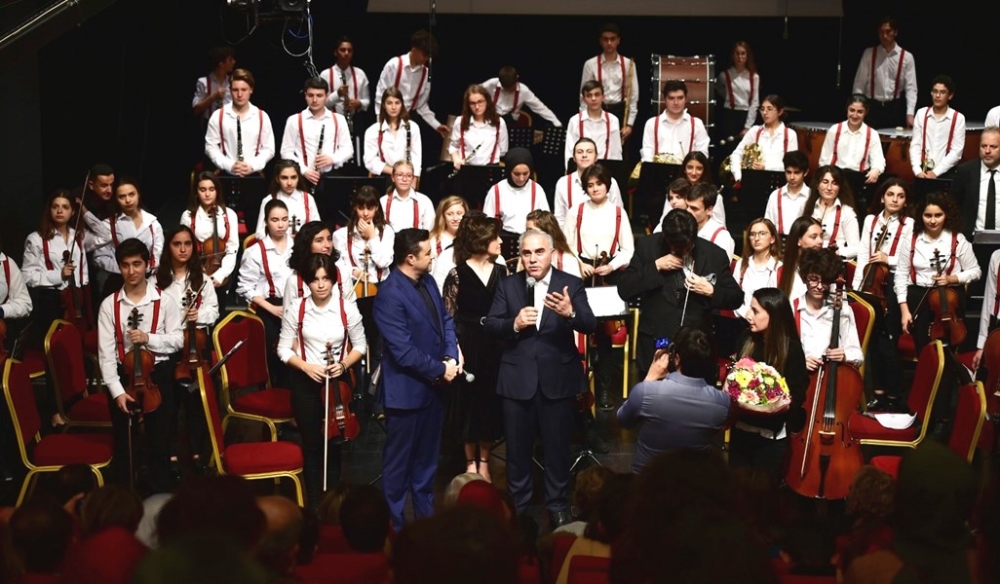 Fatih Belediyesi Gençlik Senfoni Orkestrası Sanatçı Burak Kut ile Sahne Aldı