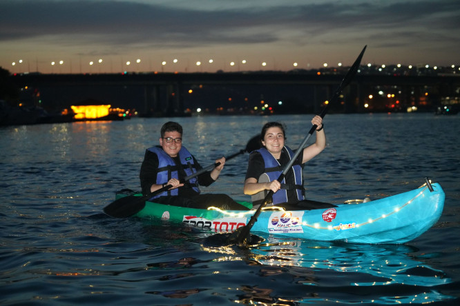 Fatihliler Işıklı Kanolarıyla Haliç'i Renklendirdi