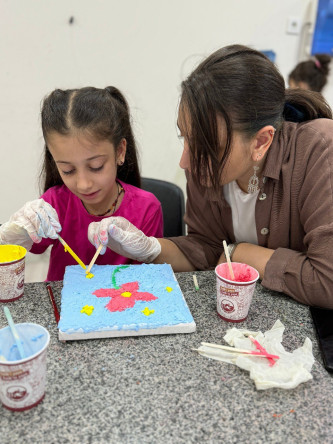 Fatih Sanat Akademisi'nde Anne ve Çocuklar İçin Yaratıcı Doku Boyama Atölyesi