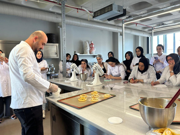 GastroSanat'ta Fransız Pastacılığı Atölyesi: Katılımcılar Ustalık Sırlarını Keşfetti