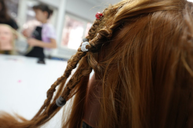 Çocuklar ve Anneler Sanatla Buluştu: KARINCA El Emeği Eğitim Birimi'nde Saç Örgüsü Atölyesi