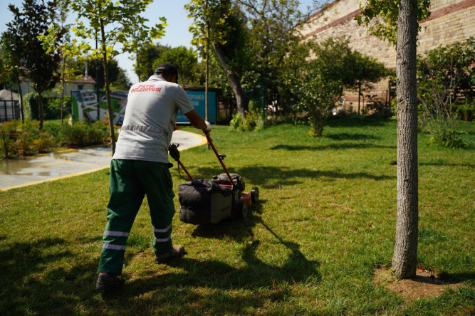 Fatih'te Yeşil Alanlar Yenileniyor: Çim Bakım ve Yenileme Çalışmaları Devam Ediyor