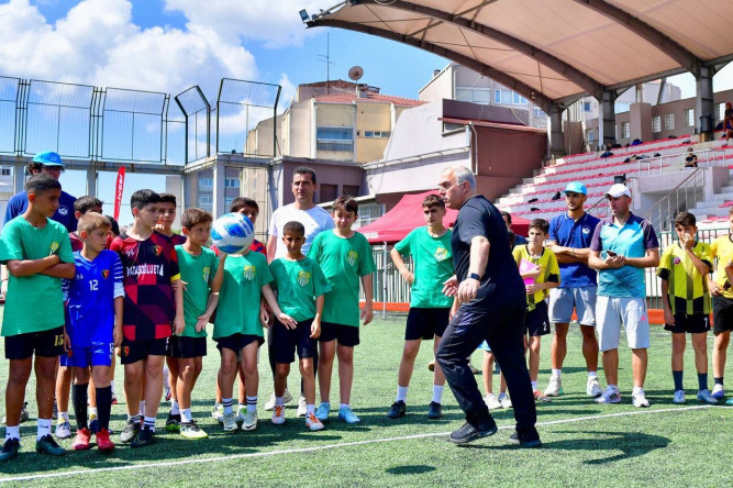 Geleneksel Ayak Tenisi Turnuvası Başkan Turan'ın Katılımıyla Mimar Sinan Stadı'nda Başladı