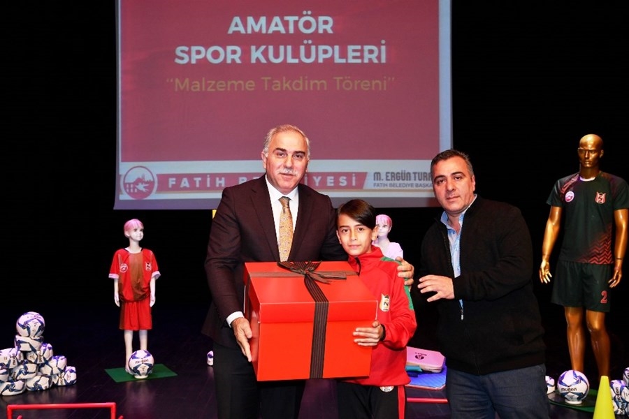 Fatih Belediyesi'nden Amatör Spor Kulüplerine Malzeme Desteği