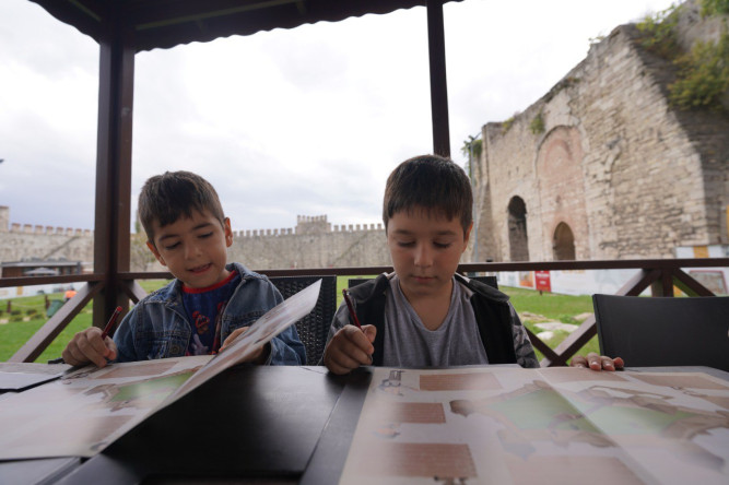 ”Burası Önceden Neymiş?" Etkinliği ile Miniklerimiz, Yedikule Hisarı'nın Geçmişine Yolculuk Ediyor