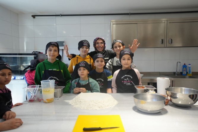 Anne ve Çocuklarımız, KARINCA El Emeği Eğitim Birimi'nin Silivrikapı'daki Mini Pizza Atölyesi'nde Buluşuyor