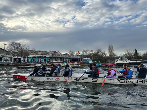 Haliç'te Anne-Çocuk Buluşması: Kano ve Kürek Sporları Merkezimizde “Annemle Dragon” Kano Etkinliği